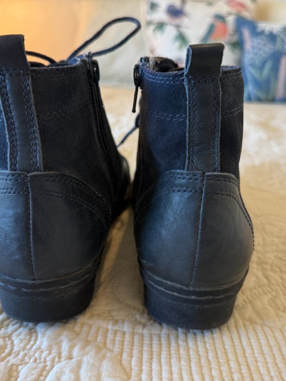 Clarks Collection soft cushion classic black lace-up ankle boots. Size 9 - Picture 5 of 7